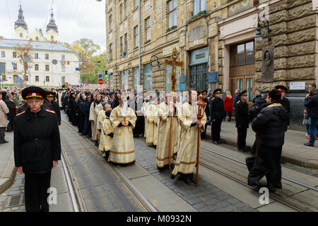 LVIV, UKRAINE - le 16 octobre 2017 : Semaine Sainte Procession croyants au cours de la croix mars marquant la fête religieuse du sacré la Croix dimanche je Banque D'Images