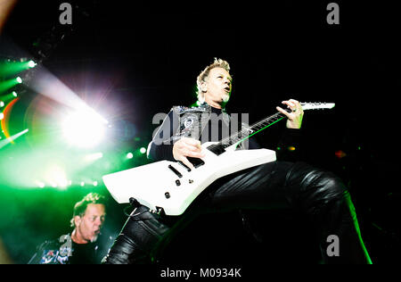 Le groupe de heavy metal américain Metallica effectue un concert live au festival de musique allemand Rock am Ring 2012. Ici leader, chanteur et guitariste James Hetfield est représenté sur scène. Allemagne, 02/06 2012. Banque D'Images