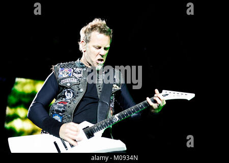 Le groupe de heavy metal américain Metallica effectue un concert live au festival de musique allemand Rock am Ring 2012. Ici leader, chanteur et guitariste James Hetfield est représenté sur scène. Allemagne, 02/06 2012. Banque D'Images