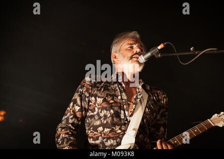 Le groupe de rock belge Triggerfinger effectue un concert live au N-Joy à Reeperbus le Reeperbahn Festival à Hambourg en 2014. Ici le guitariste et chanteur Hada est représenté sur scène. Allemagne, 19/09 2014. Banque D'Images