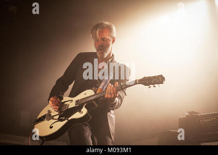 Le groupe de rock belge Triggerfinger effectue un concert live au N-Joy à Reeperbus le Reeperbahn Festival à Hambourg en 2014. Ici le guitariste et chanteur Hada est représenté sur scène. Allemagne, 19/09 2014. Banque D'Images