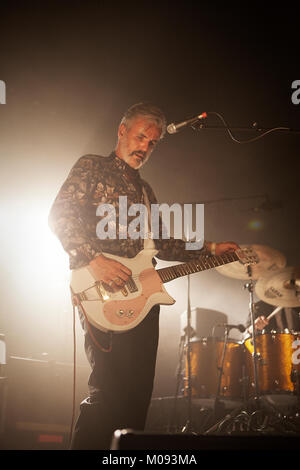 Le groupe de rock belge Triggerfinger effectue un concert live au N-Joy à Reeperbus le Reeperbahn Festival à Hambourg en 2014. Ici le guitariste et chanteur Hada est représenté sur scène. Allemagne, 19/09 2014. Banque D'Images