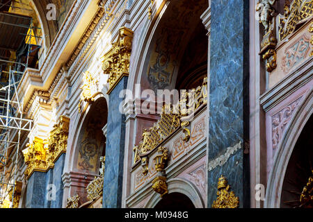 LVIV, UKRAINE - le 16 octobre 2017 : la cathédrale Saint Georges de Lviv, Ukraine Vue sur la partie ancienne ville avec des toits Banque D'Images