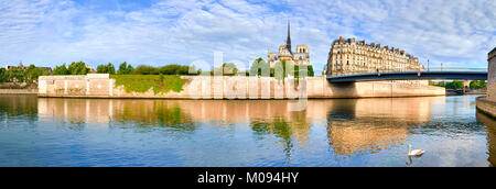 Paris, panorama sur la Seine avec la cathédrale Notre-Dame de l'arrière par un beau jour de printemps Banque D'Images