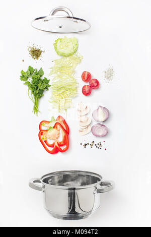Assortiment de légumes frais de tomber dans un bol, sur fond blanc