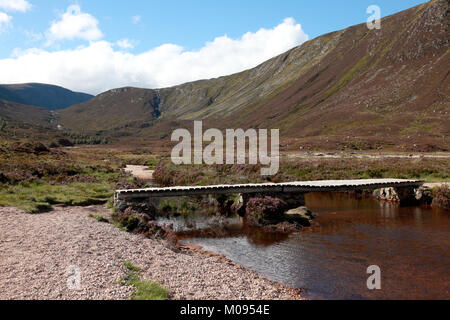 Le flux de Dubh Loch se jette dans l'extrémité sud du Loch Muick dans Glen Muick sur le Balmoral Estate dans Aberdeenshire Banque D'Images