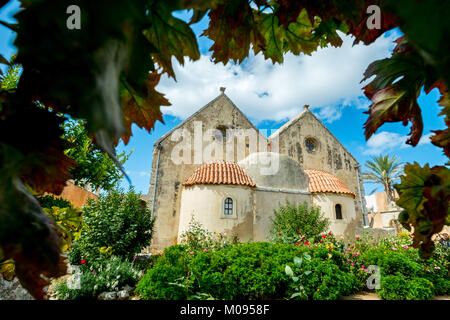 Jardin du monastère, Église monastique orthodoxe grec de l'église à deux nefs, Monument National de la crète dans la lutte pour l'indépendance, Moni Arkadi Monastère, Banque D'Images