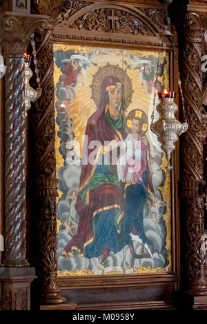 Avec des images de l'église des saints, portrait d'un lustre d'argent, Vierge Marie, église orthodoxe grecque avec deux nefs, Monument National de la Crète en th Banque D'Images