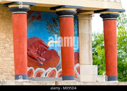 Piliers et bull fresco après Arthur Evans, parties du complexe du temple Minoen de Knossos, le palais de Knossos, ville antique de Knossos, Héraklion, Knossos Banque D'Images