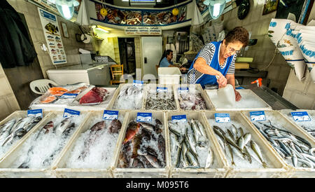 Poissonnier dans le poissonnier's shop dans les rues de Rethimnon, brème de mer, de l'oreille des poissons, sardines, anchois, dorade, loup de mer, le hareng, le poisson sur la glace, Banque D'Images