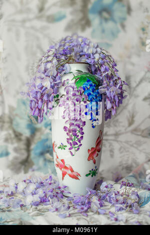 En glycine chinoiserie vase avec fond coloré Banque D'Images