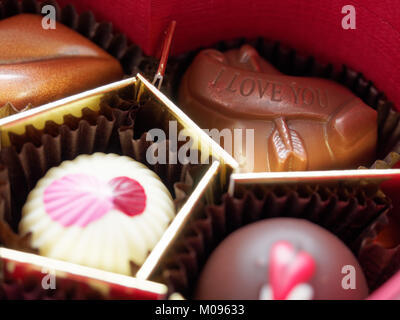 Je t'aime valentine chocolat en boîte-cadeau avec profondeur de champ à utiliser dans la St Valentin ou problème lié à l'amour Banque D'Images