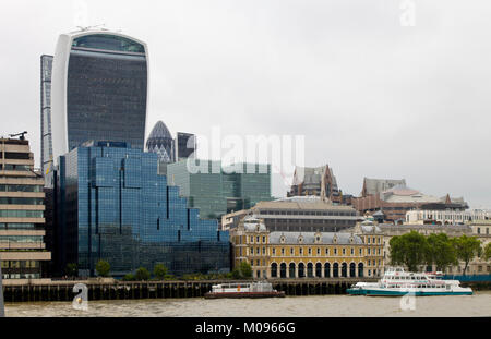 Vue vers le nord sur la Tamise, vers la ville de London, UK Banque D'Images