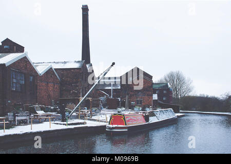 15-04 amarré près de poteries sur Trent et Mersey Canal in winter scenery,Stoke on Trent, Staffordshire, Royaume-Uni,le 10 Décembre,2017. Banque D'Images