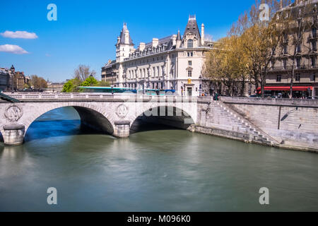 Pont Saint-Michel sur Seine à Paris, en France, par une belle journée ensoleillée, longue exposition à l'ondulation polonaise sur la surface du fleuve et sur le trafic de flou e Banque D'Images