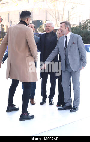 Dancing on Ice photocall organisé au musée d'Histoire Naturelle avec : Ashley Banjo, Phillip Schofield, Jayne Torvill et Christopher Dean Où : London, Royaume-Uni Quand : 19 Déc 2017 Credit : Lia Toby/WENN.com Banque D'Images