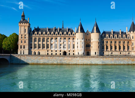 Bâtiment de la conciergerie à Paris, en France, sur l'île Ile de la Cité. C'est une ancienne forteresse De riverside qui a été utilisé dans une prison. Banque D'Images