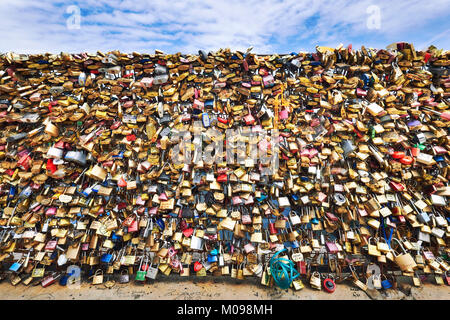 PARIS, FRANCE - 15 MAI 2017 : l'amour cadenas sur pont neuf sur la Seine, Paris, France.Les milliers d'écluses laissés par des couples symbolisent l'amour pour Banque D'Images