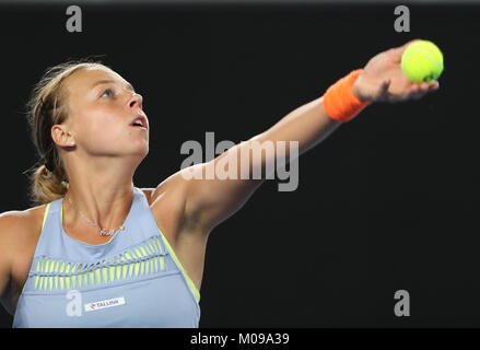 Melbourne, Australie. 19 Jan, 2018. Anet Kontaveit d'Estonie sert pendant les dames en troisième ronde match contre Jelena Ostapenko de Lettonie à l'Open d'Australie 2018 à Melbourne, Australie, le 19 janvier 2018. Credit : Bai Xuefei/Xinhua/Alamy Live News Banque D'Images