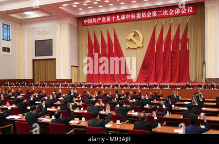 (180119) -- BEIJING, 19 janvier 2018 (Xinhua) -- La deuxième session plénière de la 19e Parti communiste de Chine (PCC) Comité Central, présidé par le Bureau politique du Comité central du PCC, est tenue à Beijing, capitale de Chine, du 18 au 19 janvier. (Xinhua/Pang Xinglei) (lb) Banque D'Images