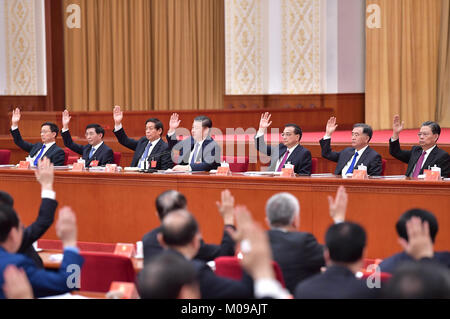 (180119) -- BEIJING, 19 janvier 2018 (Xinhua) -- La deuxième session plénière de la 19e Parti communiste de Chine (PCC) Comité Central, présidé par le Bureau politique du Comité central du PCC, est tenue à Beijing, capitale de Chine, du 18 au 19 janvier. (Xinhua/Li Tao) (lb) Banque D'Images