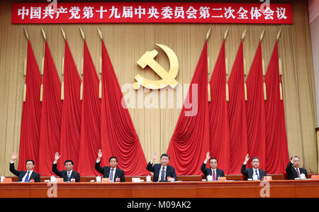 (180119) -- BEIJING, 19 janvier 2018 (Xinhua) -- La deuxième session plénière de la 19e Parti communiste de Chine (PCC) Comité Central, présidé par le Bureau politique du Comité central du PCC, est tenue à Beijing, capitale de Chine, du 18 au 19 janvier. (Xinhua/Xie Huanchi) (lb) Banque D'Images