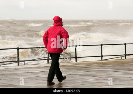 Crosby, Merseyside. 19 Jan, 2018. Météo britannique. Mer déchaînée sur la promenade côtière de Sefton où gales continuent à batter la côte. Credit : MediaWorldImages/Alamy Live News Banque D'Images