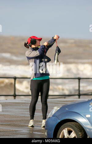 Crosby, Merseyside. 19 Jan, 2018. Météo britannique. Mer déchaînée sur la promenade côtière de Sefton où gales continuent à batter la côte. Credit : MediaWorldImages/Alamy Live News Banque D'Images