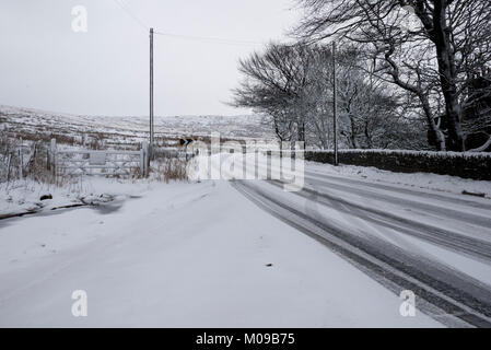 Tameside Moor, Manchester, Royaume-Uni. 19 Jan, 2018. Des conditions dangereuses sur l'A635 sur rd Holmfirth Tameside Moor, Greater Manchester UK. Credit : Jozef mikietyn/Alamy Live News Banque D'Images