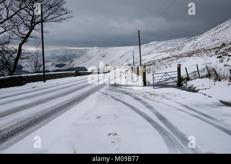 Tameside Moor, Manchester, Royaume-Uni. 19 Jan, 2018. Des conditions dangereuses sur l'A635 sur rd Holmfirth Tameside Moor, Greater Manchester UK. Credit : Jozef mikietyn/Alamy Live News Banque D'Images