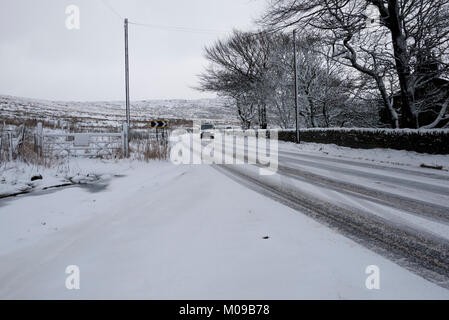 Tameside Moor, Manchester, Royaume-Uni. 19 Jan, 2018. Des conditions dangereuses sur l'A635 sur rd Holmfirth Tameside Moor, Greater Manchester UK. Credit : Jozef mikietyn/Alamy Live News Banque D'Images