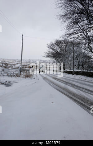 Tameside Moor, Manchester, Royaume-Uni. 19 Jan, 2018. Des conditions dangereuses sur l'A635 sur rd Holmfirth Tameside Moor, Greater Manchester UK. Credit : Jozef mikietyn/Alamy Live News Banque D'Images