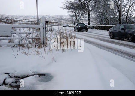 Tameside Moor, Manchester, Royaume-Uni. 19 Jan, 2018. Des conditions dangereuses sur l'A635 sur rd Holmfirth Tameside Moor, Greater Manchester UK. Credit : Jozef mikietyn/Alamy Live News Banque D'Images