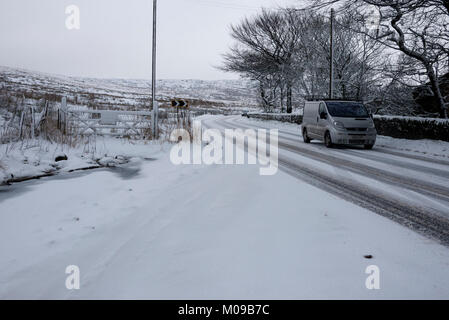 Tameside Moor, Manchester, Royaume-Uni. 19 Jan, 2018. Des conditions dangereuses sur l'A635 sur rd Holmfirth Tameside Moor, Greater Manchester UK. Credit : Jozef mikietyn/Alamy Live News Banque D'Images