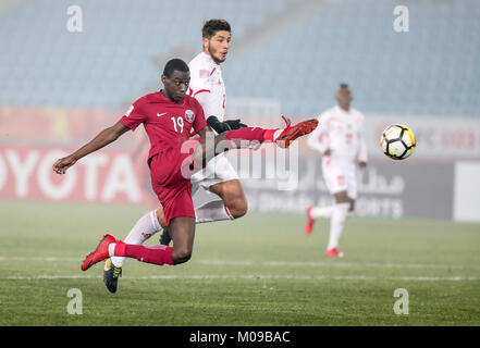 Changzhou, Jiangsu Province de la Chine. 19 Jan, 2018. Almoez Ali(L) du Qatar tire à marquer au cours du trimestre dernier entre le Qatar et la Palestine à l'AFC 2018 championnat U23 à Changzhou, Jiangsu Province de Chine orientale, le 19 janvier 2018. Crédit : Yang Lei/Xinhua/Alamy Live News Banque D'Images