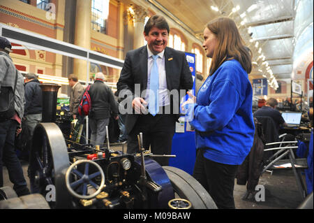 Londres, Royaume-Uni. 19 janvier, 2018. Stephen Metcalf MP (envoyé du gouvernement de 'l'année de Génie" a visité l'exposition de Londres l'ingénierie des modèles aujourd'hui qu'il a ouvert au public de l'Alexandra Palace, Londres. Stephen est ici à discuter avec Rebecca Hurley (un bénévole du Club de l'Apprenti à vapeur) à propos de l'échelle Burrell traction à vapeur de modèle dans l'avant-plan qui a été construit par les jeunes membres du club en 2012-14. L'exposition de Londres l'ingénierie des modèles est maintenant dans sa 22e année, et attire environ 14 000 visiteurs. Crédit : Michael Preston/Alamy Live News Banque D'Images