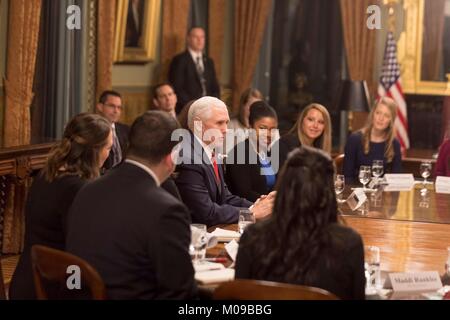 Washington, USA. 18 janvier, 2018. Le Vice-président américain Mike Pence, et épouse Karen Pence parler aux anti-avortement, droit à la vie au cours de la marche des militants pour la vie réception à la capitale américaine le 18 janvier 2018 à Washington, DC. Credit : Planetpix/Alamy Live News Banque D'Images