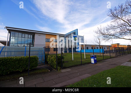 Liverpool, Royaume-Uni. 19 Jan, 2018. Parklands High School de Speke Liverpool est coûte cher aux contribuables £4.3m chaque année l'équivalent de 12 000 € par jour. Fermé en 2014 à seulement 10 ans après son ouverture en vertu d'un £100 millions de Private Finance Initiative (PFI). L'école venait de 172 élèves sur un total possible de 900 lorsqu'il a fermé en 2014. L'école avait été placé dans des mesures spéciales par le chien de garde du gouvernement de l'année de l'Ofsted avant sa fermeture vers le bas. Credit : Ken biggs/Alamy Live News Banque D'Images