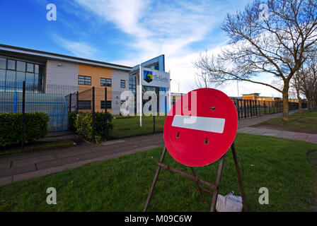 Liverpool, Royaume-Uni. 19 Jan, 2018. Parklands High School de Speke Liverpool est coûte cher aux contribuables £4.3m chaque année l'équivalent de 12 000 € par jour. Fermé en 2014 à seulement 10 ans après son ouverture en vertu d'un £100 millions de Private Finance Initiative (PFI). L'école venait de 172 élèves sur un total possible de 900 lorsqu'il a fermé en 2014. L'école avait été placé dans des mesures spéciales par le chien de garde du gouvernement de l'année de l'Ofsted avant sa fermeture vers le bas. Credit : Ken biggs/Alamy Live News Banque D'Images