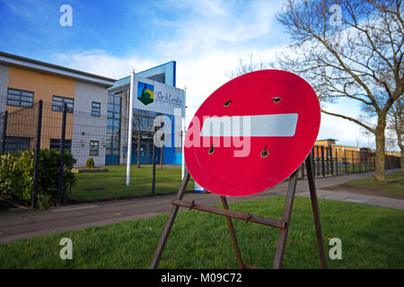 Liverpool, Royaume-Uni. 19 Jan, 2018. Parklands High School de Speke Liverpool est coûte cher aux contribuables £4.3m chaque année l'équivalent de 12 000 € par jour. Fermé en 2014 à seulement 10 ans après son ouverture en vertu d'un £100 millions de Private Finance Initiative (PFI). L'école venait de 172 élèves sur un total possible de 900 lorsqu'il a fermé en 2014. L'école avait été placé dans des mesures spéciales par le chien de garde du gouvernement de l'année de l'Ofsted avant sa fermeture vers le bas. Credit : Ken biggs/Alamy Live News Banque D'Images