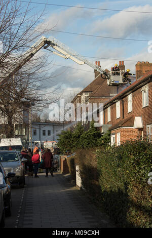 Dagenham, UK. Vendredi 19 janvier 2018. Dagenham - incendie 19 janvier 2018 huit camions de pompiers et 58 pompiers et policiers ont assisté à un incendie dans une maison jumelée en Lodge Avenue, Dagenham cet après-midi. Le rez-de-chaussée, premier étage et le toit ont été complètement détruits par le feu. La moitié de la toiture de l'appenti attenant propriété voisine a également été endommagée par l'incendie. La Brigade a été appelé au 1401 et l'incendie était sous contrôle en 1529. Credit : Hot Shots/Alamy Live News Banque D'Images