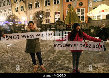 Gdansk, Pologne. 19 Jan, 2018. Gdansk, Pologne Janvier 19th, 2018 manifestants tenant des bannières, avec des slogans anti-chasse sont vus. Quelques centaines de personnes ont protesté contre la nouvelle loi sur la chasse présenté par le gouvernement polonais. Les gens ont demandé d'interdire la participation des enfants à la chasse, augmentation de la distance autorisée pour la chasse de maisons et propriétés privées, et l'élimination de la peine capitale pour que l'on appelle chasse inquiétant en Pacajev Crédit : Vadim/Alamy Live News Banque D'Images