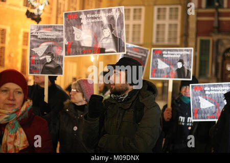 Gdansk, Pologne. 19 Jan, 2018. Gdansk, Pologne Janvier 19th, 2018 manifestants tenant des bannières, avec des slogans anti-chasse sont vus. Quelques centaines de personnes ont protesté contre la nouvelle loi sur la chasse présenté par le gouvernement polonais. Les gens ont demandé d'interdire la participation des enfants à la chasse, augmentation de la distance autorisée pour la chasse de maisons et propriétés privées, et l'élimination de la peine capitale pour que l'on appelle chasse inquiétant en Pacajev Crédit : Vadim/Alamy Live News Banque D'Images