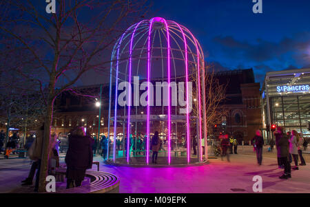 Londres, Royaume-Uni. 19 Jan, 2018. Endroits de Kings Cross à Londres disposent d'affichage lumineux spectaculaires créés par des artistes de classe mondiale et l'élaboration de grandes foules. Objet volant identifié (IFO) est Jacques Rival's volière à Battle Bridge Place dans Kings Cross, allumé dans les couleurs néon. Credit : Malcolm Park/Alamy Live News. Banque D'Images