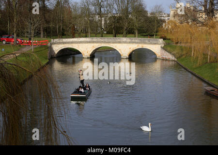 Cambridge, UK. 19 Jan, 2018. Météo britannique. Une agréable, mais froid, jour pour ces personnes appréciant leur temps en barque sur la rivière Cam à Cambridge, le 19 janvier 2018. Météo britannique. Crédit : Paul Marriott/Alamy Live News Banque D'Images