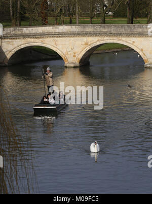Cambridge, UK. 19 Jan, 2018. Météo britannique. Une agréable, mais froid, jour pour ces personnes appréciant leur temps en barque sur la rivière Cam à Cambridge, le 19 janvier 2018. Météo britannique. Crédit : Paul Marriott/Alamy Live News Banque D'Images