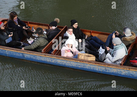 Cambridge, UK. 19 Jan, 2018. Météo britannique. Une agréable, mais froid, jour pour ces personnes appréciant leur temps en barque sur la rivière Cam à Cambridge, le 19 janvier 2018. Météo britannique. Crédit : Paul Marriott/Alamy Live News Banque D'Images