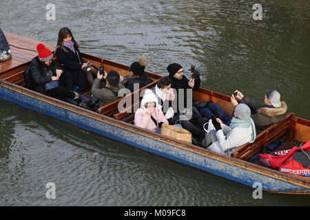 Cambridge, UK. 19 Jan, 2018. Météo britannique. Une agréable, mais froid, jour pour ces personnes appréciant leur temps en barque sur la rivière Cam à Cambridge, le 19 janvier 2018. Météo britannique. Crédit : Paul Marriott/Alamy Live News Banque D'Images