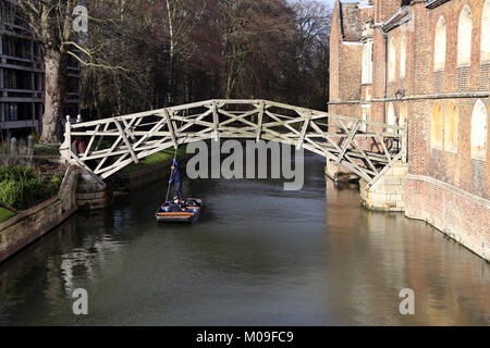 Cambridge, UK. 19 Jan, 2018. Météo britannique. Une agréable, mais froid, jour pour ces personnes appréciant leur temps en barque sur la rivière Cam à Cambridge, le 19 janvier 2018. Météo britannique. Crédit : Paul Marriott/Alamy Live News Banque D'Images