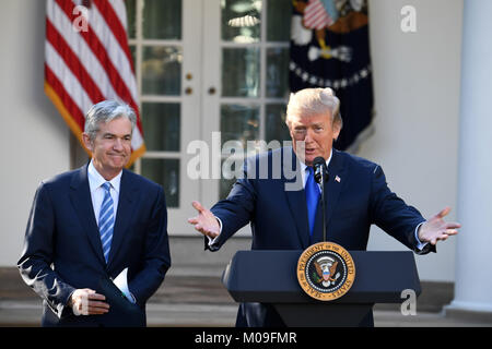 (180119) -- NEW YORK, 19 janvier 2018 (Xinhua) -- File photo prise le 2 novembre 2017 montre le président américain Donald Trump (R) et Gouverneur de la Réserve fédérale Jerome Powell assister à une cérémonie d'investiture à la roseraie de la Maison Blanche à Washington, DC, aux Etats-Unis. A l'atout de la Réserve fédérale Jeudi Gouverneur Jerome Powell comme prochain président de la Réserve fédérale. 20 janvier 2018 atteint d'un an pour l'atout de Donald comme le 45e président des États-Unis. En un an, le président des États-Unis, la présidence de Donald Trump, les incertitudes et inquiétudes sur son playbook non conventionnelles semblent n'ont pas d Banque D'Images